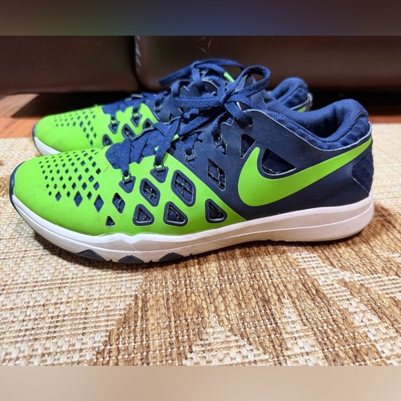 NIKE Seahawks Train Speed Lime Green and Navy Sneakers - M8.5/Euro 42. RARE! 💚💙💚 - Picture 3 of 8